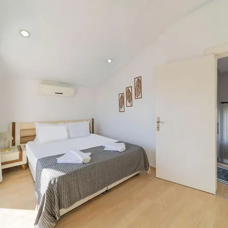Refreshing Flat Near Popular Attractions In