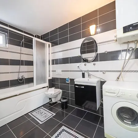Refreshing Flat Near Popular Attractions In *