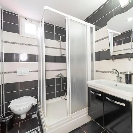 Apartment Refreshing Flat Near Popular Attractions In *